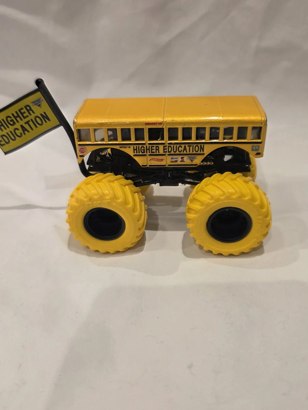 Hot Wheels 2017 Monster Jam Higher Education Color Treads Team Flag Cool Bus